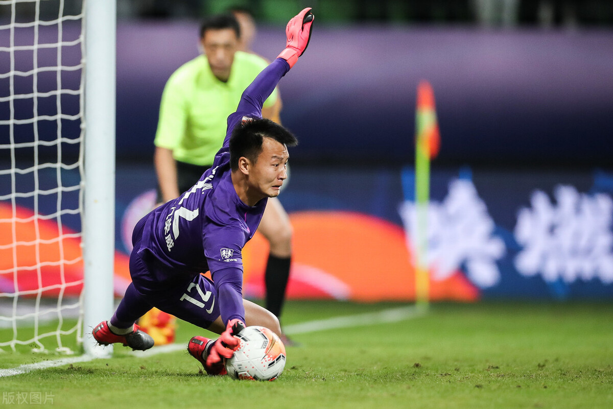 埃因霍温训练开放日,冲刺阶段强势反弹引欢呼,中超在即,训练强度明显提升 埃因霍温训练开放日,冲刺阶段强势反弹引欢呼,中超在即,训练强度明显提升