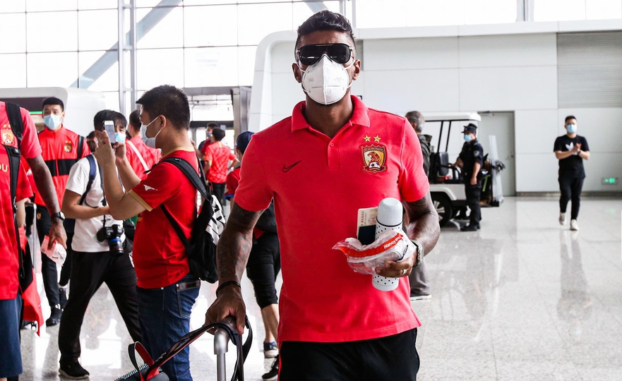 埃因霍温训练开放日,冲刺阶段强势反弹引欢呼,中超在即,训练强度明显提升 埃因霍温训练开放日,冲刺阶段强势反弹引欢呼,中超在即,训练强度明显提升