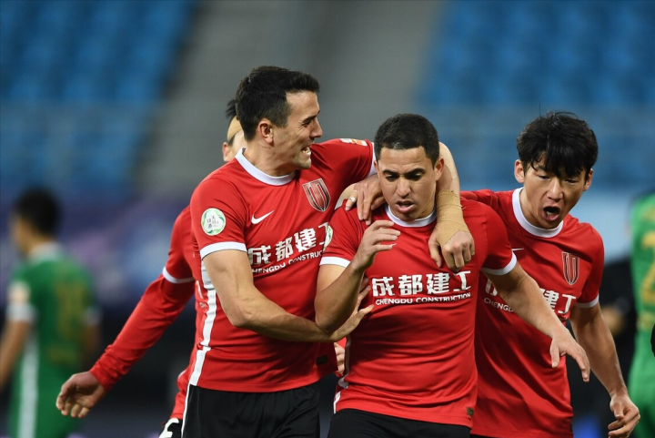 阿斯顿维拉训练开放日，集结日战术微调引欢呼，社区盾在即，阵容厚度经受考验-九游官网